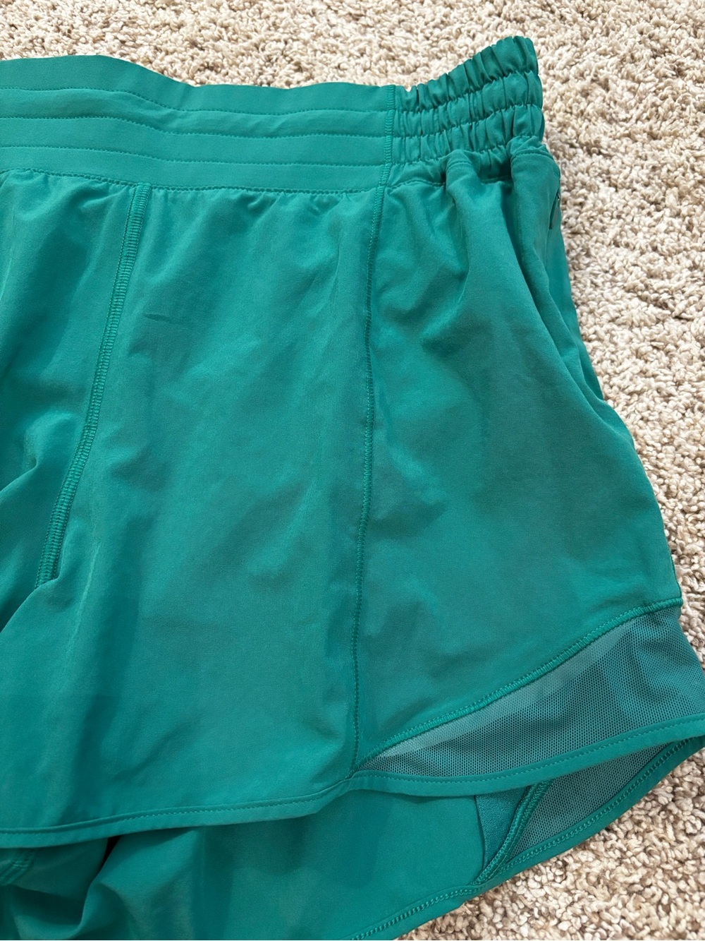 EUC! LULULEMON Hotty Hot low rise lined shorts. Size 8. - Picture 5 of 9